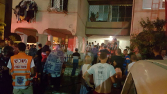 بالصور: حريق كبير داخل بناية سكنية في حي رمات اشكول باللد واخلاء كافة سكانها